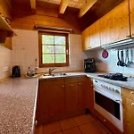 Holz-ferienhaus Oberbraendi: Kachelofen, Sauna, Wlan, Am Wald Prázdninový dům Loßburg