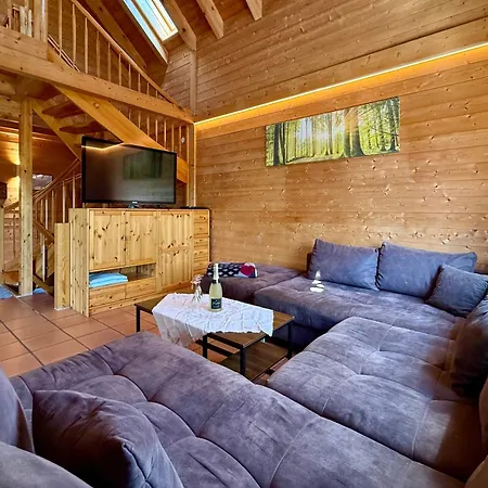 Dom wakacyjny Holz-ferienhaus Oberbraendi: Kachelofen, Sauna, Wlan, Am Wald