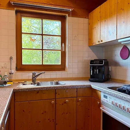 Dom wakacyjny Holz-ferienhaus Oberbraendi: Kachelofen, Sauna, Wlan, Am Wald Loßburg